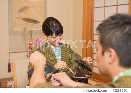 一個在旅店吃飯的女人 5883561