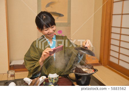 採取膳食射擊的婦女在旅館 採取膳食射擊的婦女在旅館 5883562