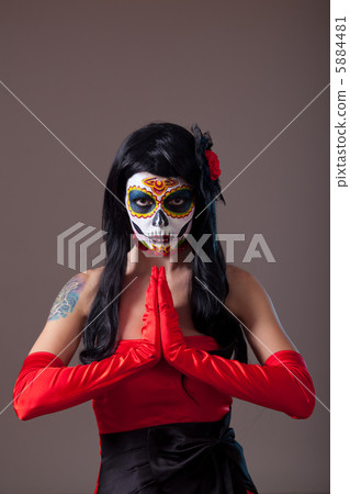 Praying woman with sugar skull make-up 5884481