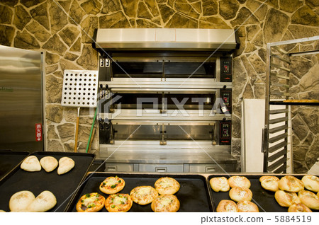 Stone firing kiln machine and freshly baked bread 5884519