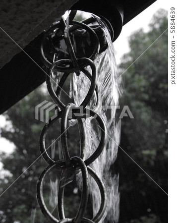 在大雨中活躍的連鎖跑步者 5884639