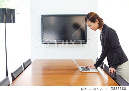 Watch a laptop business woman Watch a laptop business woman 5885180