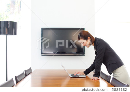 Watch a laptop business woman 5885182