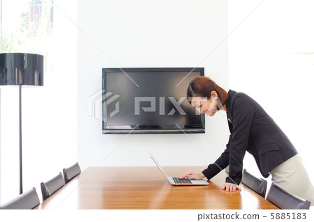 Watch a laptop business woman 5885183