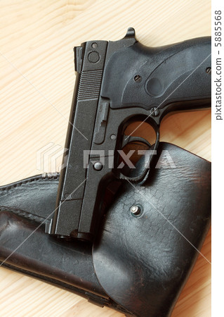 Handgun and holster 5885568
