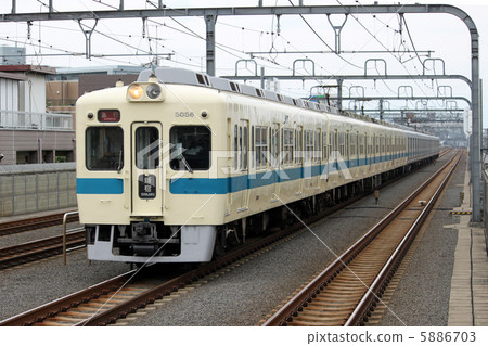 Odakyu 5000 form train 5886703