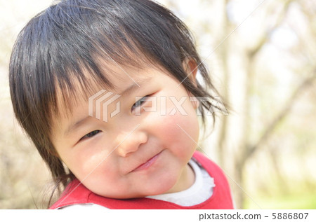 在公園裡玩的女孩 5886807