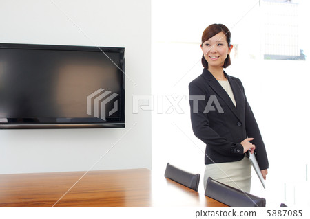 Business woman with a personal computer Business woman with a personal computer 5887085