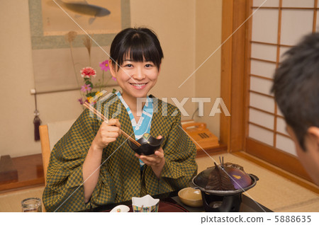 一對夫婦在溫泉用餐 一對夫婦在溫泉用餐 5888635