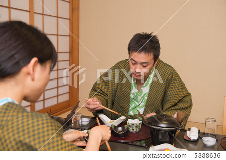 一對夫婦在溫泉用餐 一對夫婦在溫泉用餐 5888636
