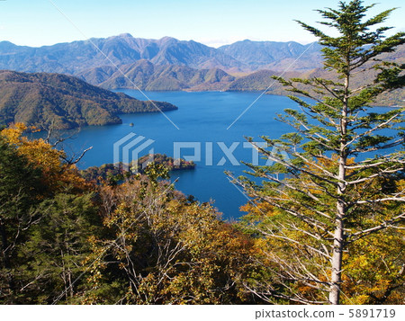 Lake Chuzenji in autumn ① 5891719