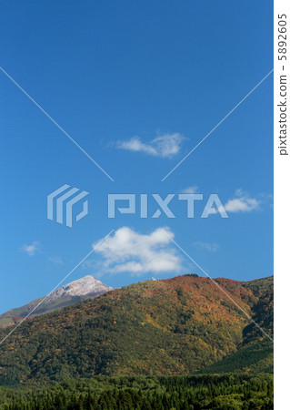 早期的雪和秋葉的秋田Komagatake 早期的雪和秋葉的秋田Komagatake 5892605