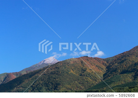 早期的雪和秋葉的秋田Komagatake 早期的雪和秋葉的秋田Komagatake 5892608