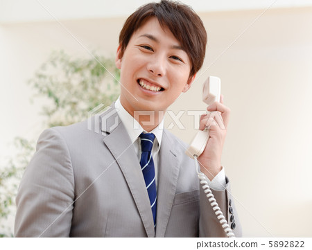 在電話上的一名商人 5892822