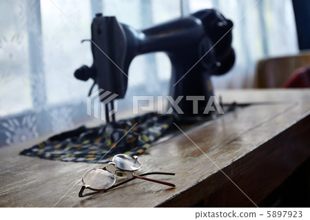 Glasses and sewing machine 5897923