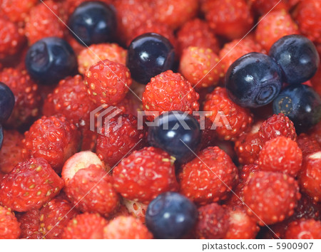 Fresh blueberries and strawberries 5900907