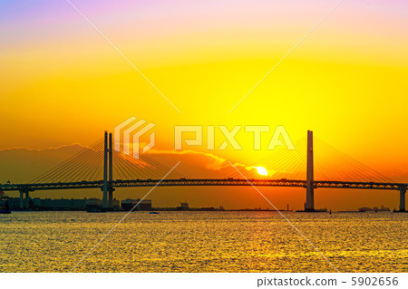 Sunrise at Yokohama Port (from Minato Mirai Rinko Park) 5902656