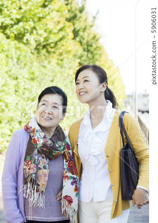一起走的高級和中間婦女 5906031
