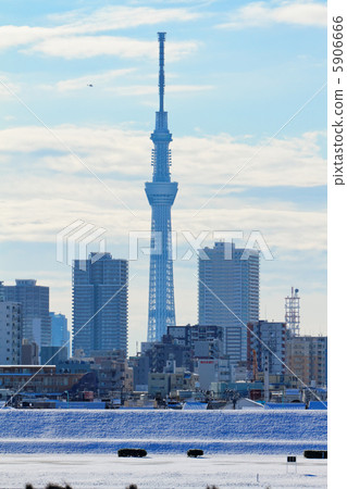 從東京的天空樹和河流的住宅區,從荒川河的剩余雪 從東京的天空樹和河流的住宅區,從荒川河的剩余雪 5906666