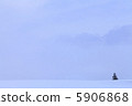 斯諾伊風景和小杉樹 5906868