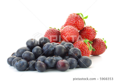 Blueberries and strawberries 5908353