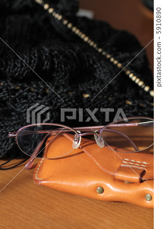 Glasses, glasses case, and half-knitted knitwear Hand-knitted knitwear Glasses, glasses case, and half-knitted knitwear Hand-knitted knitwear 5910890