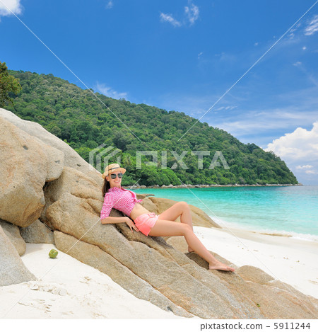 Woman in sunglasses at beach 5911244