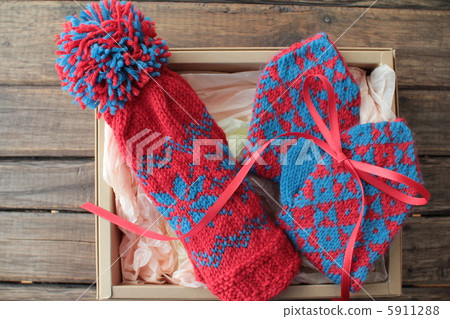 Winter gift: Hand-knitted hat and mittens 5911288