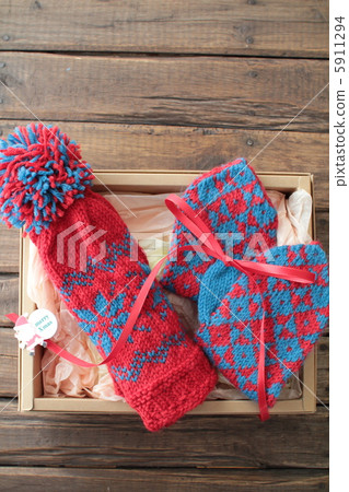 Hand-knitted hats and gloves - Christmas gifts 5911294