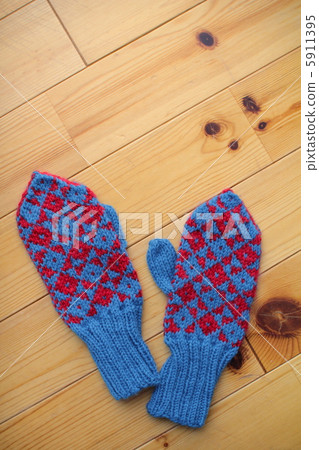 Hand-knitted gloves: Scandinavian-style mittens 5911395