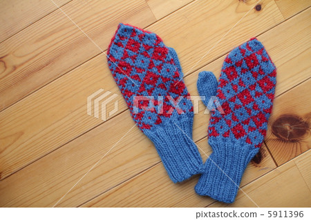 Hand-knitted gloves: Scandinavian-style mittens 5911396