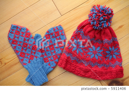 Hand-knitted Nordic patterned hats and mittens - cold weather gear 5911406