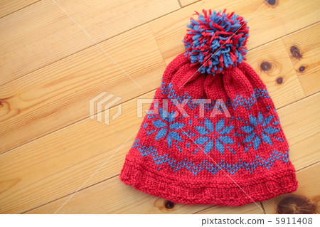 Hand-knitted Nordic patterned winter hat 5911408
