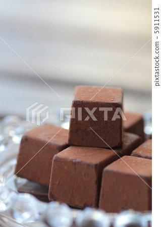 Chocolate cubes in a glass dish 5911531