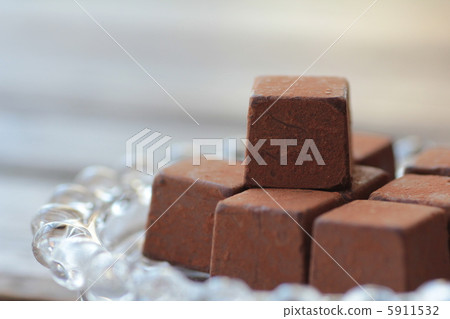 Chocolate cubes in a glass dish 5911532
