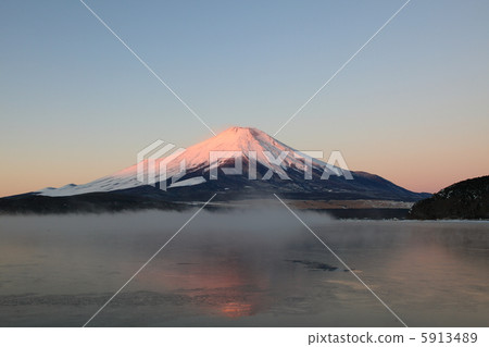 蒸汽升起湖和清晨富士山 5913489