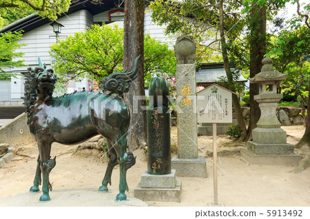 麒麟雕像和雕像 5913492