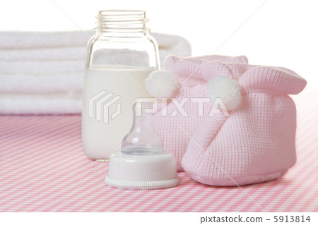嬰兒襪子和嬰兒奶瓶 嬰兒襪子和嬰兒奶瓶 5913814