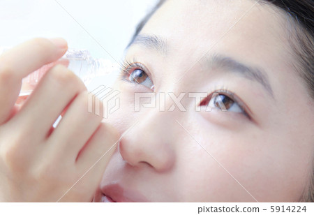 A woman who eyes A woman who eyes 5914224