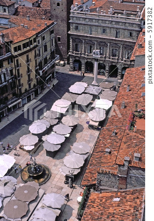 Elbe square in Verona 5917382