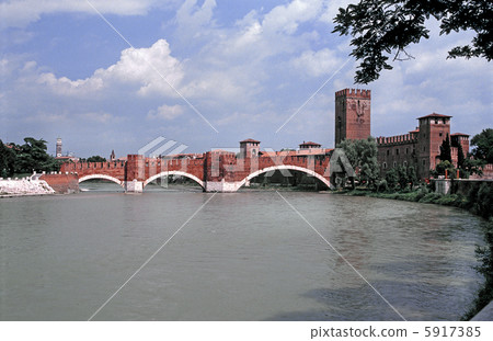 Pietra Bridge in Verona 5917385