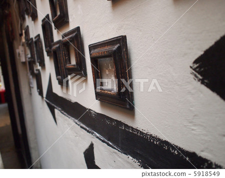 Frame wall 5918549