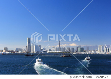 Bustling Yokohama Port and Minato Mirai 21 Bustling Yokohama Port and Minato Mirai 21 5920574