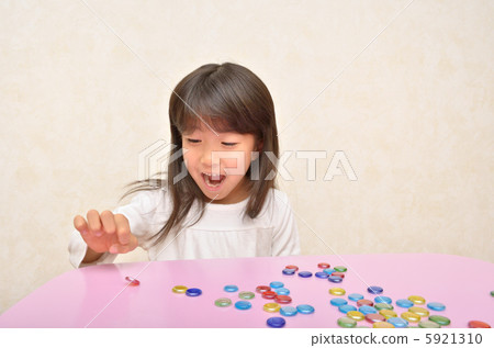 女孩在玩Oahaki 5921310