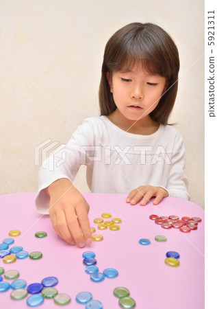 女孩在玩Oahaki 5921311