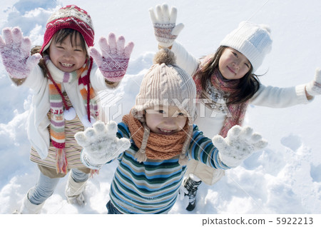 孩子們在雪原中褪色 5922213