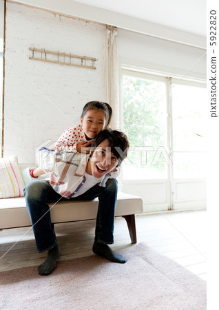 Parent and child playing in the living room 5922820