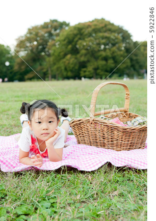 在公園裡玩的女孩 在公園裡玩的女孩 5922846
