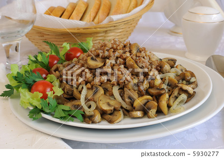 Buckwheat porridge with mushrooms Buckwheat porridge with mushrooms 5930277