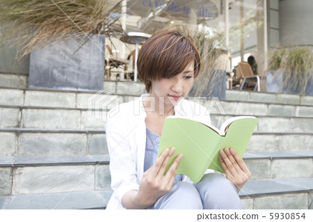 Women shopping image 5930854